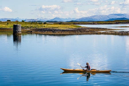 HIMMELSK: Klart vann, vakre omgivelser og fine steder å gå i land gjør Helgelandskysten til en perle for kajakkpadlere. Foto: Matti Bernitz havpadling på helgeland