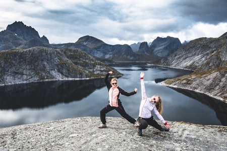 TEKOPPSTETTEN: Landskapet rundt Lofotens største innsjø er heftig. Her er Nikoline (til venstre) og Eline snart på toppen av Tekoppstetten. Foto: Jon Olav Larsen  tekoppstetten i lofoten