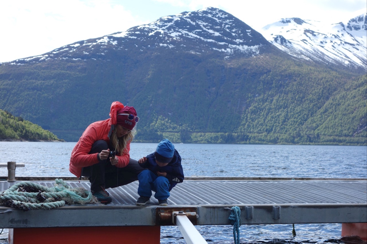 FISKETUR: Få ting engasjerer barna mer enn en suksessfull fisketur. Lykken er å ha fiskelykke! Foto: Helge Wangberg