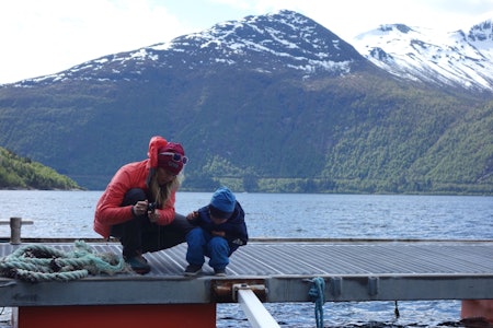 FISKETUR: Få ting engasjerer barna mer enn en suksessfull fisketur. Lykken er å ha fiskelykke! Foto: Helge Wangberg fisketur med barn