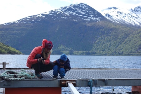 FISKETUR: Få ting engasjerer barna mer enn en suksessfull fisketur. Lykken er å ha fiskelykke! Foto: Helge Wangberg