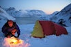 FYRE OPP PRIMUS: Når det står en kjele over flammene øker produksjonen av kullos, sørg for god lufting. Foto: Randulf Valle Slik bruker du primusen om vinteren