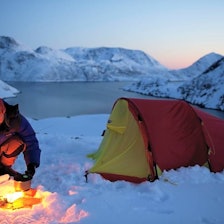 FYRE OPP PRIMUS: Når det står en kjele over flammene øker produksjonen av kullos, sørg for god lufting. Foto: Randulf Valle Slik bruker du primusen om vinteren