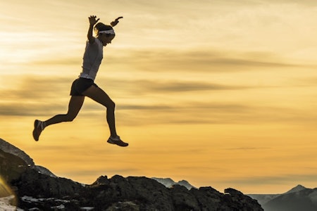 BOKAKTUELL: Fjelløperen Emelie Forsberg er svensk, men bor og trener i Romsdalen. Nå er hun ute med boka Skyrunner om sin lidenskap til fjell og løping.  emelie forsberg uu