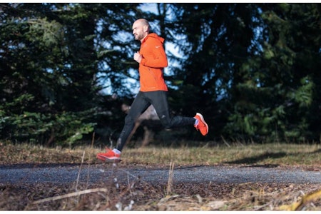 LETT I STEGET: TV-kommentator Jann Post er blitt supermosjonist og programleder i Norges mest populære treningspodcast. Foto: Bjørn Hytjanstorp løping jann post ett steg foran