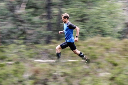 GLIR GJENNOM TERRENGET: Hold hodet i ro, sier løpsekspert Carl Godager Kaas. Foto: Christian Nerdrum effektivt løpesteg i terrenget flattt terreng løping