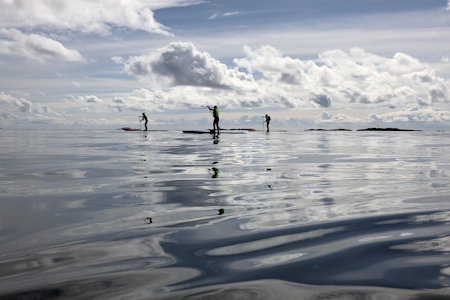BARE GLI FORBI: Med SUP-brettet kan du utforske omgivelsene på en annen måte. Det gir en helt annen opplevelse av vannet under deg og  naturen rundt. Foto: Christian Middelthon SUP i stavanger sandnes sola