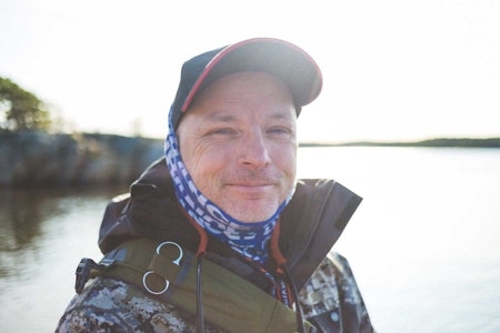 DELER KUNNSKAP: – Vern og forståelse av naturen er en viktig del av min friluftsopplevelser, sier Bjørn Tore Kjølholt. Han driver en av Norges mest populære fiskeblogger. Foto: Kristoffer Kippernes bjørn tore kjølholt bærekraftig fiske