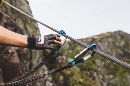 KLIPP INN OG UT: Møkk under neglene må påregnes. Arbeidshansker anbefales i møte med vaierne. Foto: Line Hårklau via ferrata loen stryn tips via ferrata