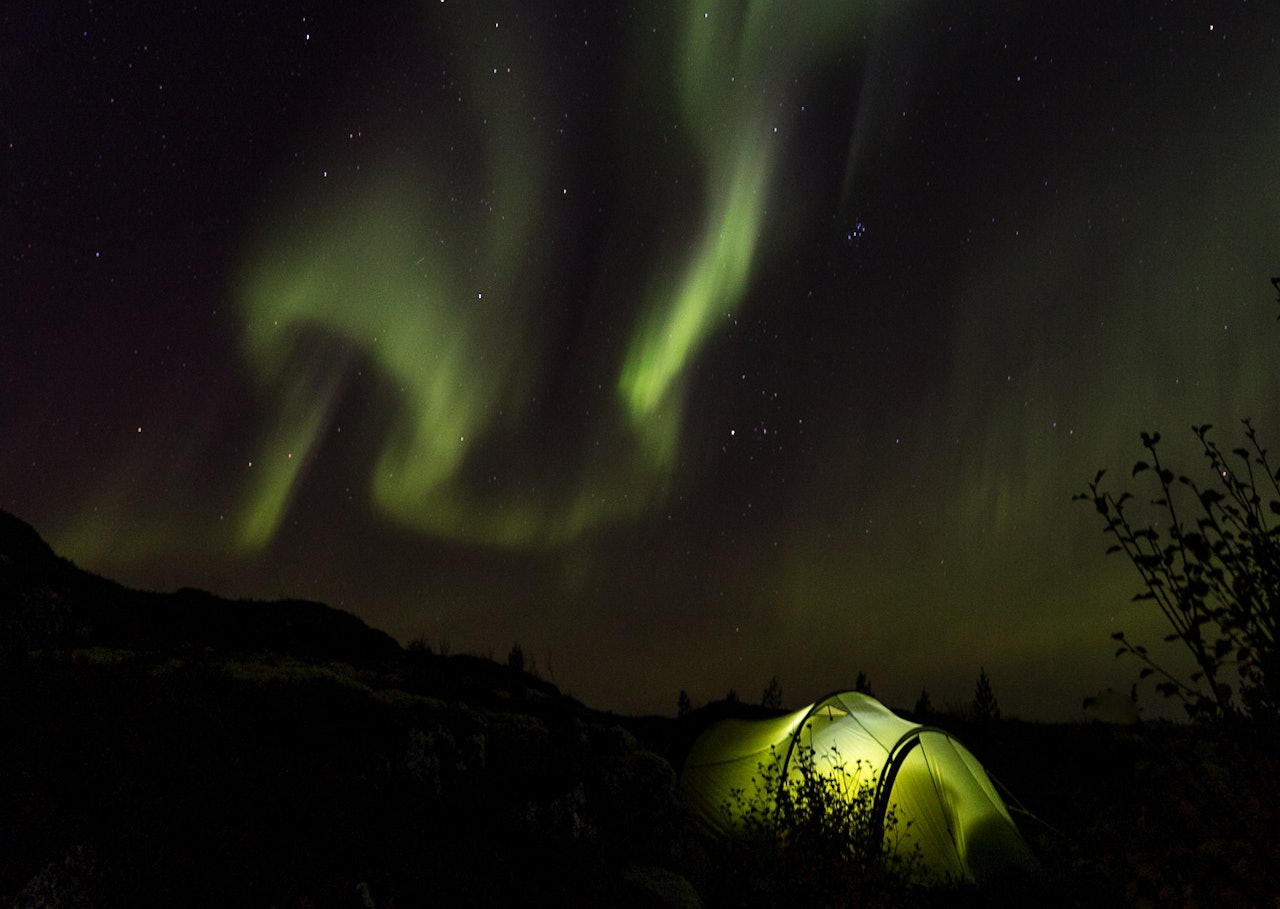 HIMMELSK: Det er litt av en bonus å være på telttur når nordlyset opptrer over deg. Foto: Therese Nordman Andersen jakten på nordlys