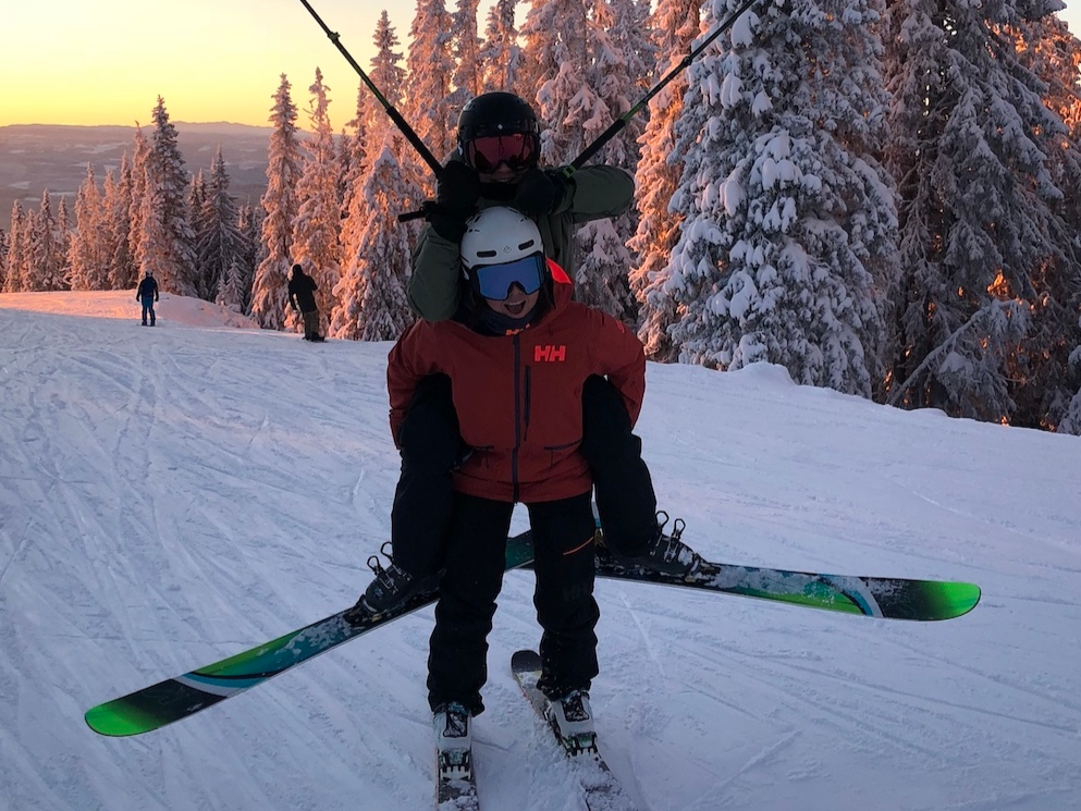 Det blir topp stemning i bakken med Linn Cecilie og Lilly! 