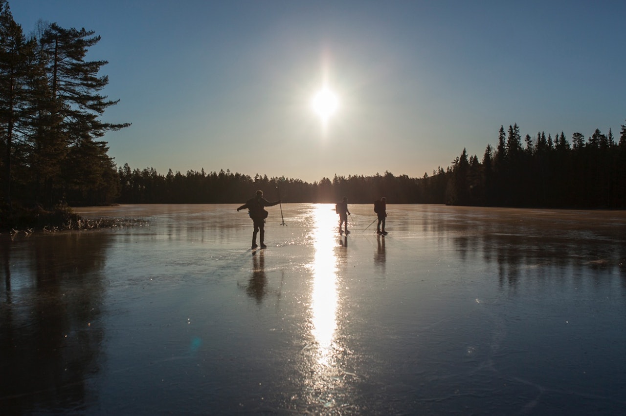 KOM I GAND MED TURSKØYTER: Turskøyter gjør det mulig å gå kilometer på kilometer på naturlig islagte vann. Det gir deg en fantastisk frihetsfølelse, og ikke minst fartsfølelse. Alle foto: Marte Stensland Jørgensen kom i gang med turskøyter