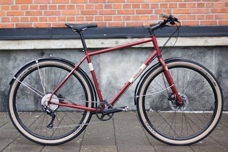 RØDE BARON: Breezer Radar Cafè er en flott sykkel både for terrengsykkelnostalgikere og andre som setter pris på en funksjonell og elegant sykkel. Breezer Radar Cafè