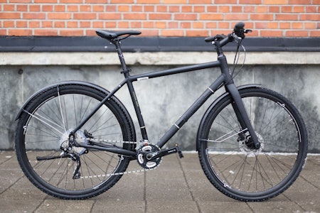 KOMPLETT: Meida Crossway XT er både lett og funksjonell. Et godt valg til jobbsyklingen. KOMPLETT: Meida Crossway XT er både lett og funksjonell. Et godt valg til jobbsyklingen.