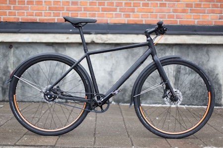 KUL: Cube Editor har iøyenfallende oransje detaljer og renslig 11-delt navgir med beltedrift. Skjermer er ekstrautstyr. test av Cube Editor