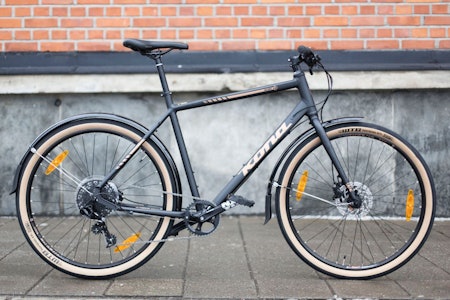 LANDSBYLEGEN: Kona Dr Dew ser kul ut og flyter over veien med sine store ballongdekk. Test av Kona Dr Dew