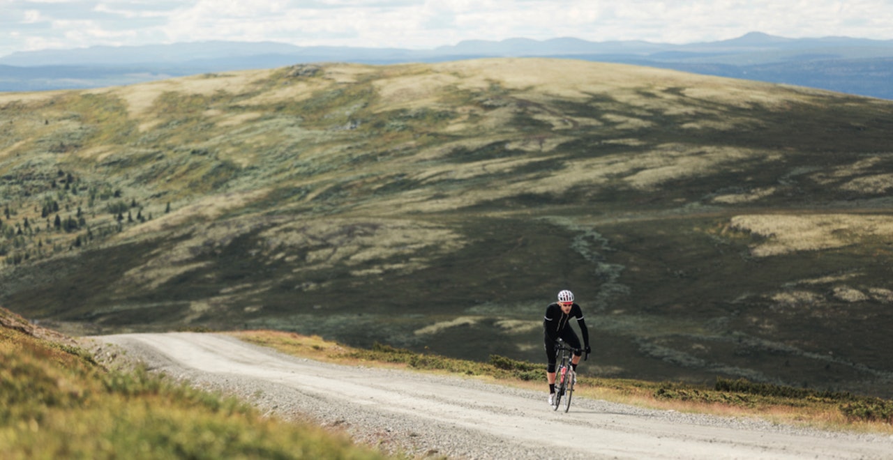 UT PÅ EVENTYR: Gjermund Kvåle Jordheim tar med sykkelen på grusveier utenfor Vinstra, for en bedre opplevelse enn bare langtur langs riksveien. Foto: Magnus Roaldset Furset.