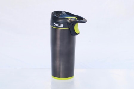 Test: Camelbak Forge har pistolgrep for enhåndsdrikking og integrert opphengsring.  Camelbak Forge termokopp