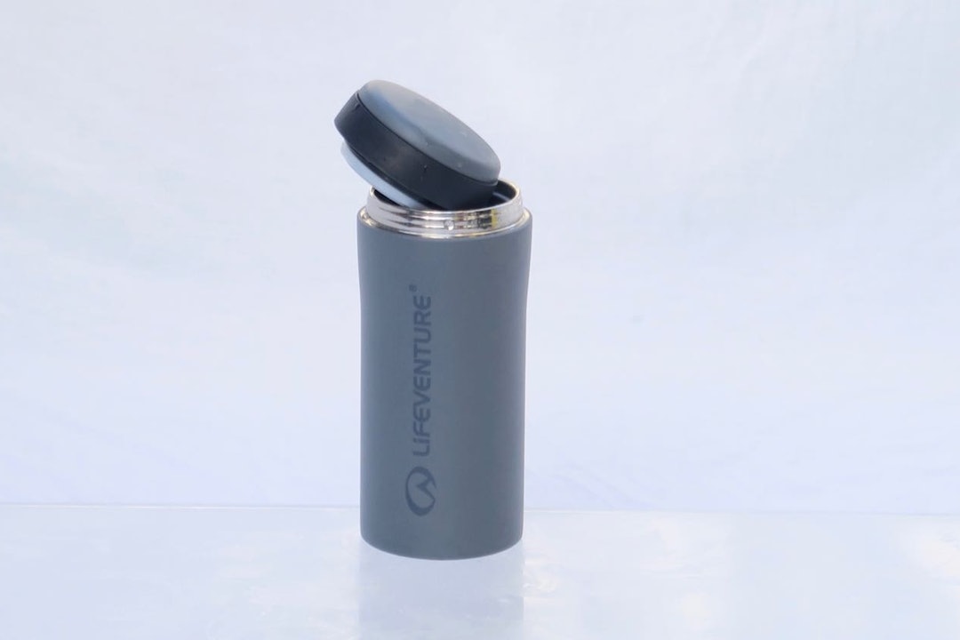 Minitermos: Lifeventure Thermal Mug er mer en enporsjonstermos enn en termokopp. Minitermos: Lifeventure Thermal Mug er mer en enporsjonstermos enn en termokopp.