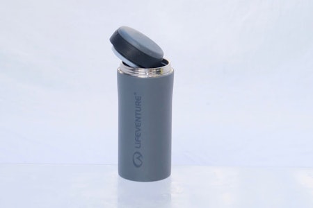 Minitermos: Lifeventure Thermal Mug er mer en enporsjonstermos enn en termokopp.  Minitermos: Lifeventure Thermal Mug er mer en enporsjonstermos enn en termokopp.