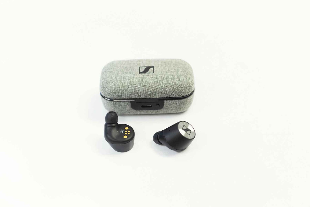 TRÅDLØSE OG STILIGE: Både ørepluggene og ladeetui ser flotte ut. ørepluggene Sennheiser Momentum true wirelsess