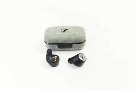 TRÅDLØSE OG STILIGE: Både ørepluggene og ladeetui ser flotte ut.  ørepluggene Sennheiser Momentum true wirelsess