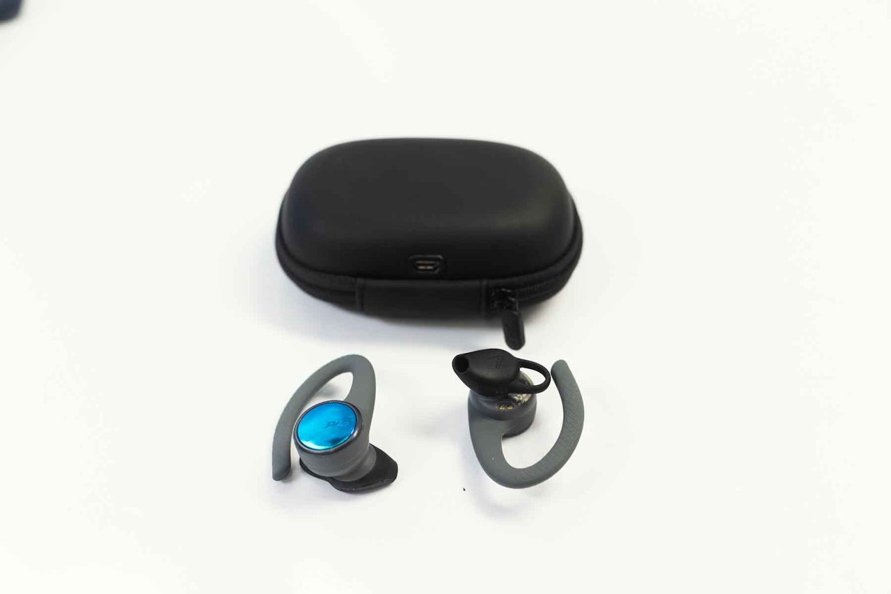 Bøyler: Platronics Backbeat 3100 er de eneste ørepluggene i testen med bøyler over ørene Trådløse ørepropper med bøyler