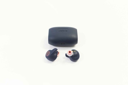 GODE PÅ ALT: Danske Jabra er gode på høretelefoner og deres Jabra Elite 65T Active-øreplugger kombinerer god og kraftig lyd med topp komfort.  Jabra Elite Active 65t øreplugger og etui