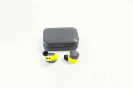 SPORTY ØREPLUGGER: Jabra Elite Sport har et klassisk sports-utseende. Ladeetuiet er kompakt. Du kan bytte silikonpropper og vinger på proppene.  trådløse ørepluggene jabra elite sport med etui