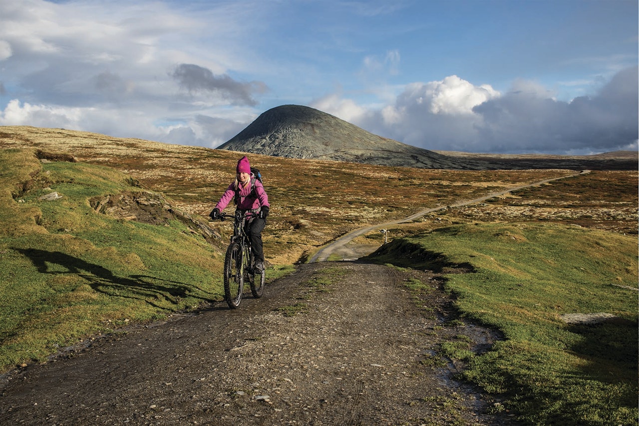 FJELLTUR MED ELSYKKEL: det slår meg at på en vanlig sykkel så hadde vi på dette punktet hatt blikket ganske stivt rett frem, mens vi gispet etter mer oksygen og svetten rant fra pannen. Nok en gang får vi beviset at elsyklene ikke øker farten vår, den øker bare evnen til å ta inn omgivelsene. Foto: Jo Inge Mandt fjelltur med elsykkel jo inge manet