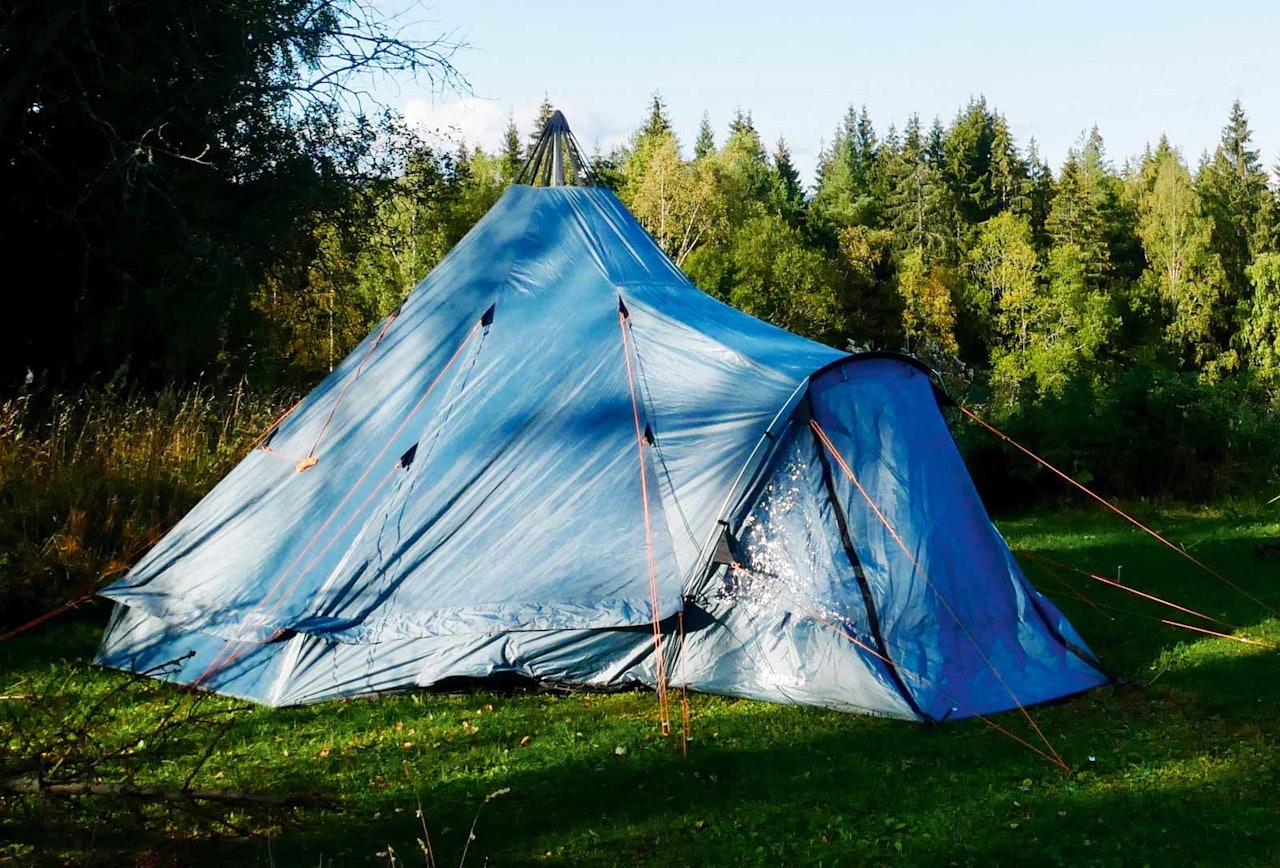 MED FORTELT: Fauna-lavvoen har stor vestibyle med vinduer og gardiner. Topphatt kan monteres hvis ønskelig. MED FORTELT: Fauna-lavvoen har stor vestibyle med vinduer og gardiner. Topphatt kan monteres hvis ønskelig.
