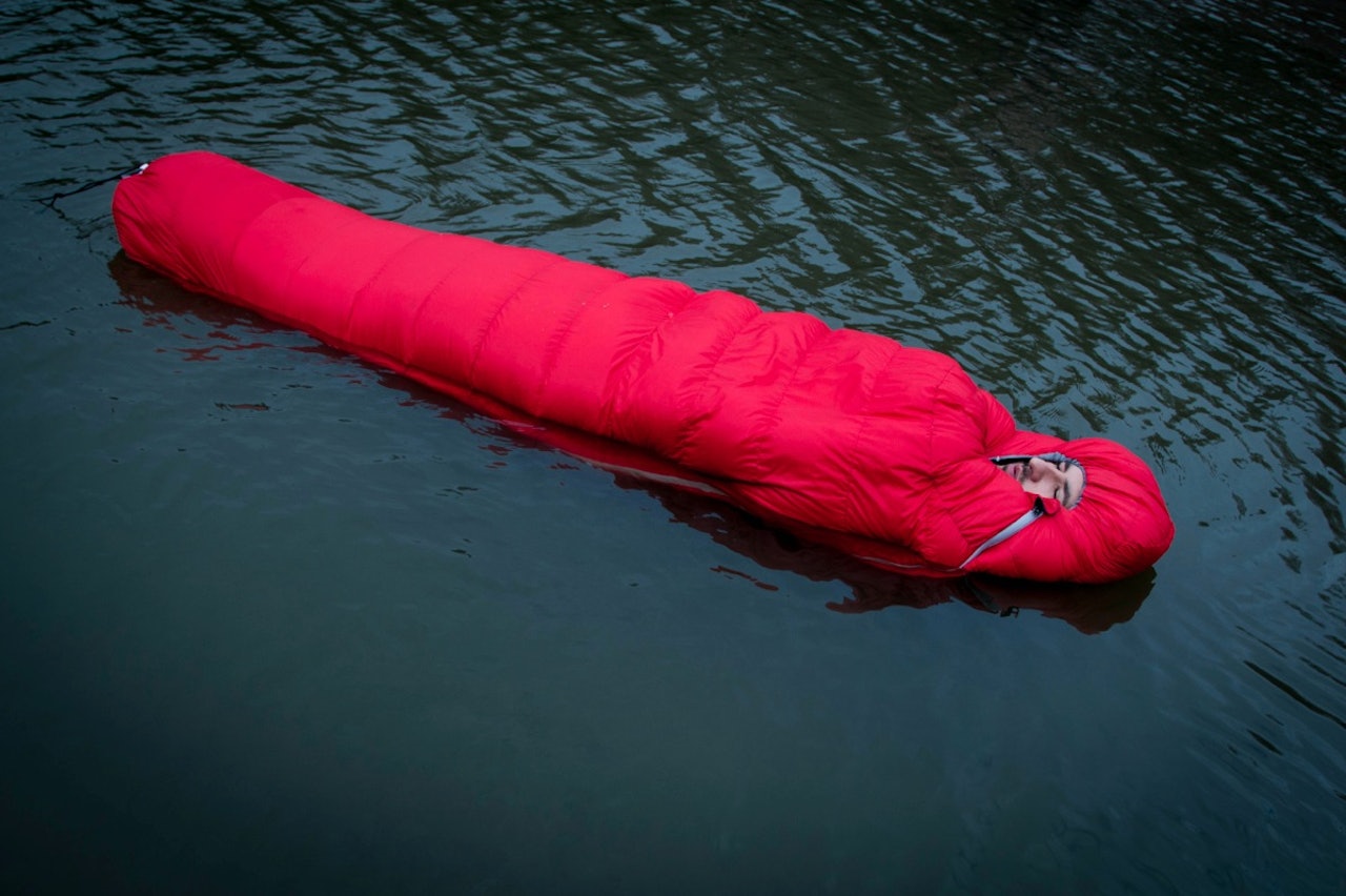 HEVER NIVÅET: Luis Brown, sønn av Nikwax-grunnleggeren Nick Brown, tester om dunsoveposen holder vannet ute. Foto: Nikwax hydrofobisk dun