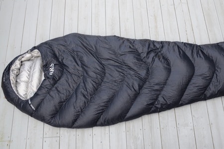 TEST AV SOVEPOSER: Rab Mythic Ultra er en innovativ sovepose fra britiske Rab. Foto: Sandra Lappegard Wangberg test av rab mythic ultra sovepose