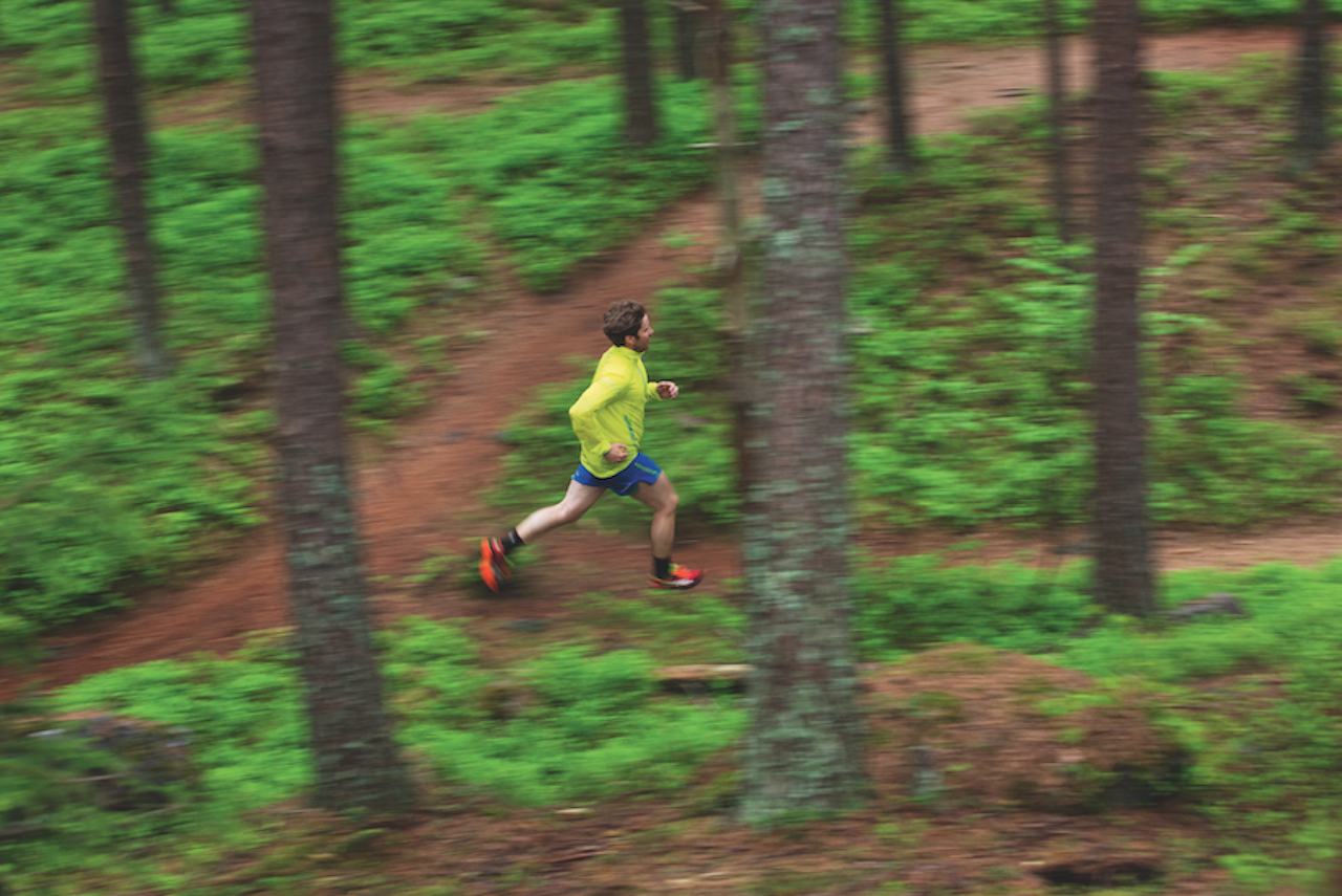 I farta: UTEs skotester Erlend Sande tester Asics Fuji Racer 3 i nordmarka. Foto: Kristoffer H. Kippernes 