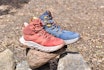 HOKA ANACAPA: I 2018 lanserte Hoka en egen egen serie med mer tur- og fjellsko-orienterte modeller med mål om å nå ut til flere enn idrettsutøvere og komfortsøkende hundeluftere. Røde damesko  og blå herresko. Foto: Øyvind Aas Test av Hoka Anacapa