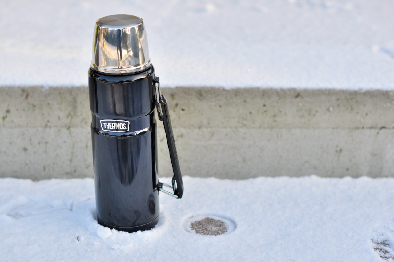 TESTENS VARMEKONGE: Thermos King Stainless holder supert på varmen Thermos King Stainless
