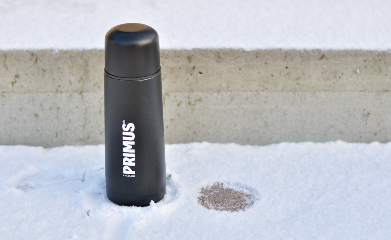 FAMILIETERMOS: Helletuten på Primus-termosen gjør den barnevennlig. Primus Vacuum Bottle 0,75 l