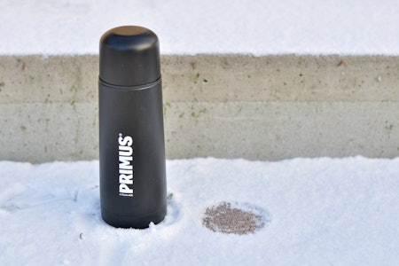 FAMILIETERMOS: Helletuten på Primus-termosen gjør den barnevennlig.  Primus Vacuum Bottle 0,75 l