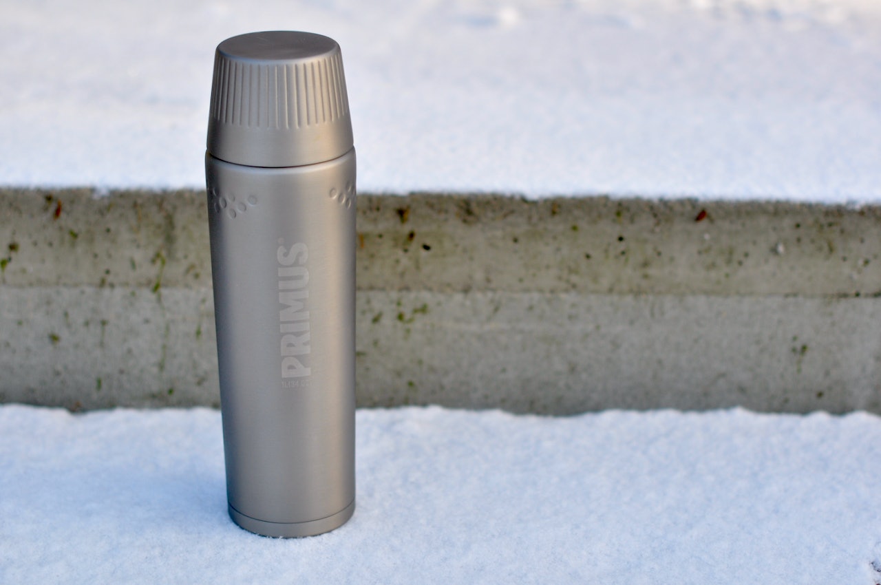 STÅLTERMOS: Primus Trailbreak ser fin ut og er god å holde i. Primus Trailbreak 1 liter