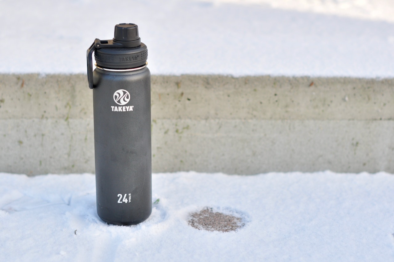 TEST: Takeya drikkeflaske er en blanding av termos, flaske og termokopp Takeya Actives insulated bottle