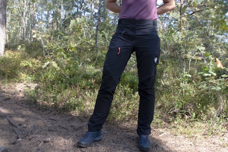 LETT OG FUNKSJONELL: Mammut Eisfeld SO Light pants egner seg godt for fjelltur. Mammut Eisfeld Light SO pants turbukse test utemagasinet