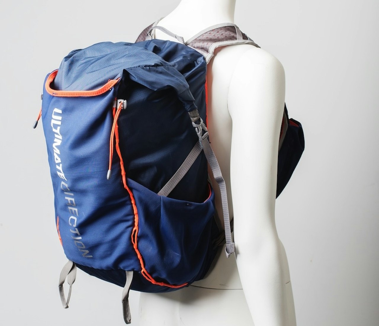 TEST AV ULTIMATE DIRECTION FASTPACK 30: Amerikanske Ultimate Direction er spesialister på utstyr til ultraløping, og Fastpack-serien er rettet mot løpere som vil ha med seg mer enn det aller nødvendigste.   ULTIMATE DIRECTION FASTPACK 30