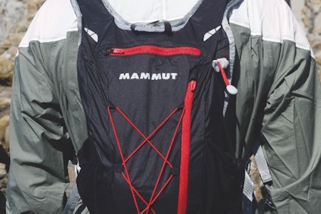 Test av Mammut MTR 141 7 løpesekk svart løpesekk på ryggen