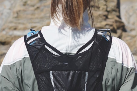 Test av løpevesten Silva Strive Light 5 løpevest på ryggen
