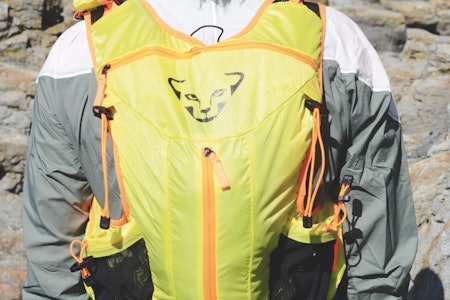 Test av løpesekken Dynafit Enduro 12 L  gul løpesekk på ryggen