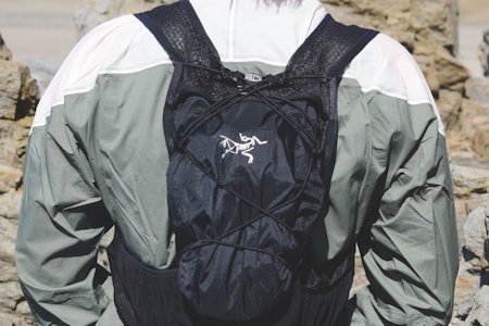 Skiller seg ut: Drikkesekken Arc'Teryx Norvan 7 Drikkesekken Arc'Teryx Norvan 7 på ryggen