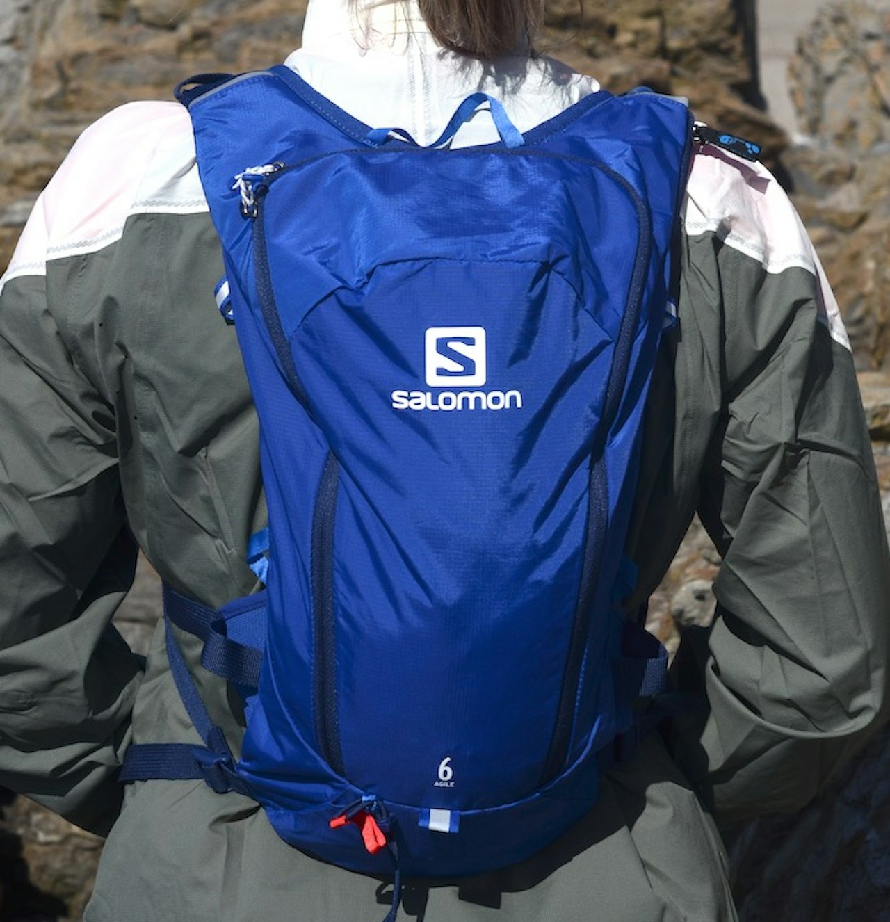 Sitter godt på ryggen: Salomon Agile 6 Set blå løpesekk Salomon Agile 6 Set på ryggen