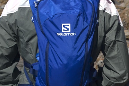 Sitter godt på ryggen: Salomon Agile 6 Set blå løpesekk Salomon Agile 6 Set på ryggen