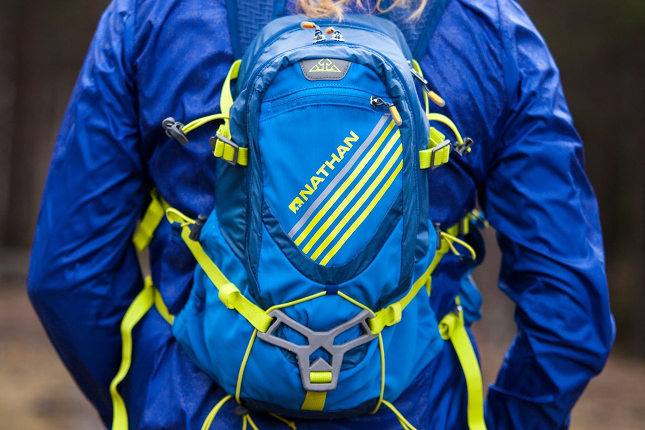 Rommer mye: Løpesekken Nathan Elevation 15 L  Løpesekken Nathan Elevation 15 L på ryggen