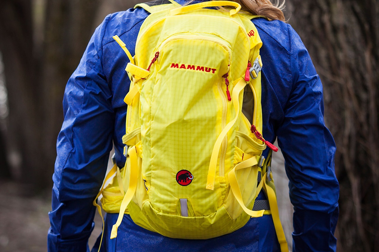 Plass til laptop: Mammut Lithium/Lithia Speed 15 L Gul løpesekk Mammut Lithium/Lithia Speed 15 L på ryggen
